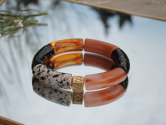 Bracelet perles tubes incurvées acrylique Anjali Tendua 