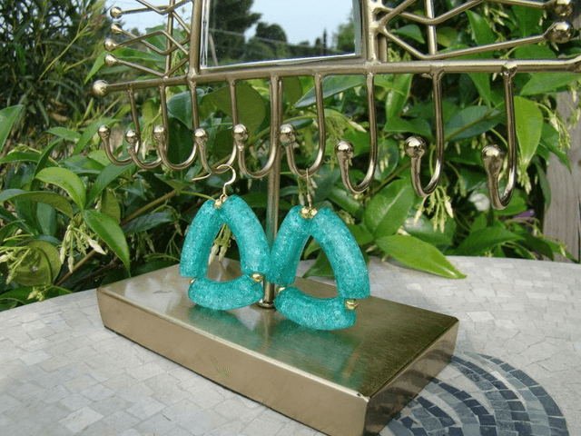 Boucles d'oreilles perles tubes incurvées craquelées Roshanee Samudree Hara