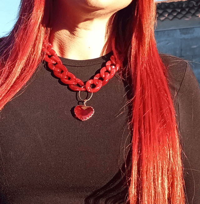 Collier en grosses mailles en acrylique Maanik coeur rouge
