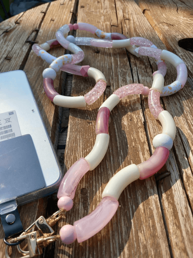 Bijou de téléphone perles tubes Vinamrata Cheree