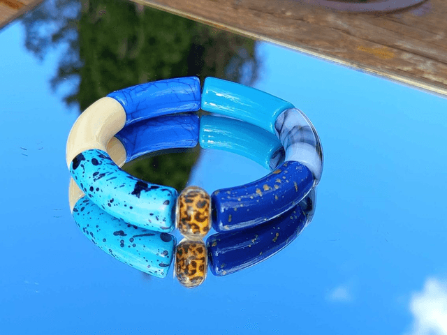 Bracelet perles tubes incurvées acrylique Jaya Neela