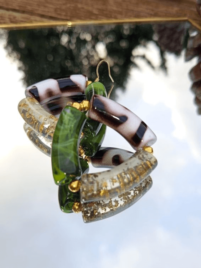 Boucles d&#039;oreilles perles tubes incurvées Indrani Panna