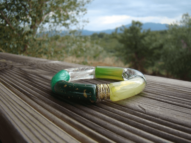 Bracelet perles tubes incurvées Chandra Panna paillettes 