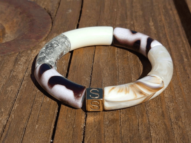 Bracelet jonc perles tubes acrylique léopard Indrani Saphed baagh N°3