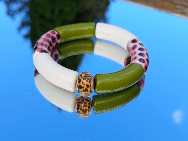 Bracelet perles tubes incurvées acrylique Jaya kaki