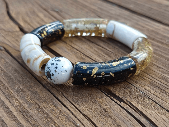 Bracelet perles tubes incurvées acrylique Uma Sunehree