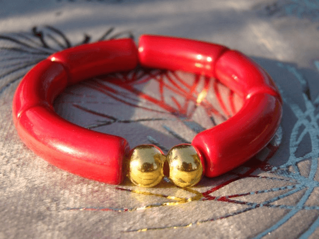 Bracelet perles tubes incurvées acryliques unies Khazaana rouge